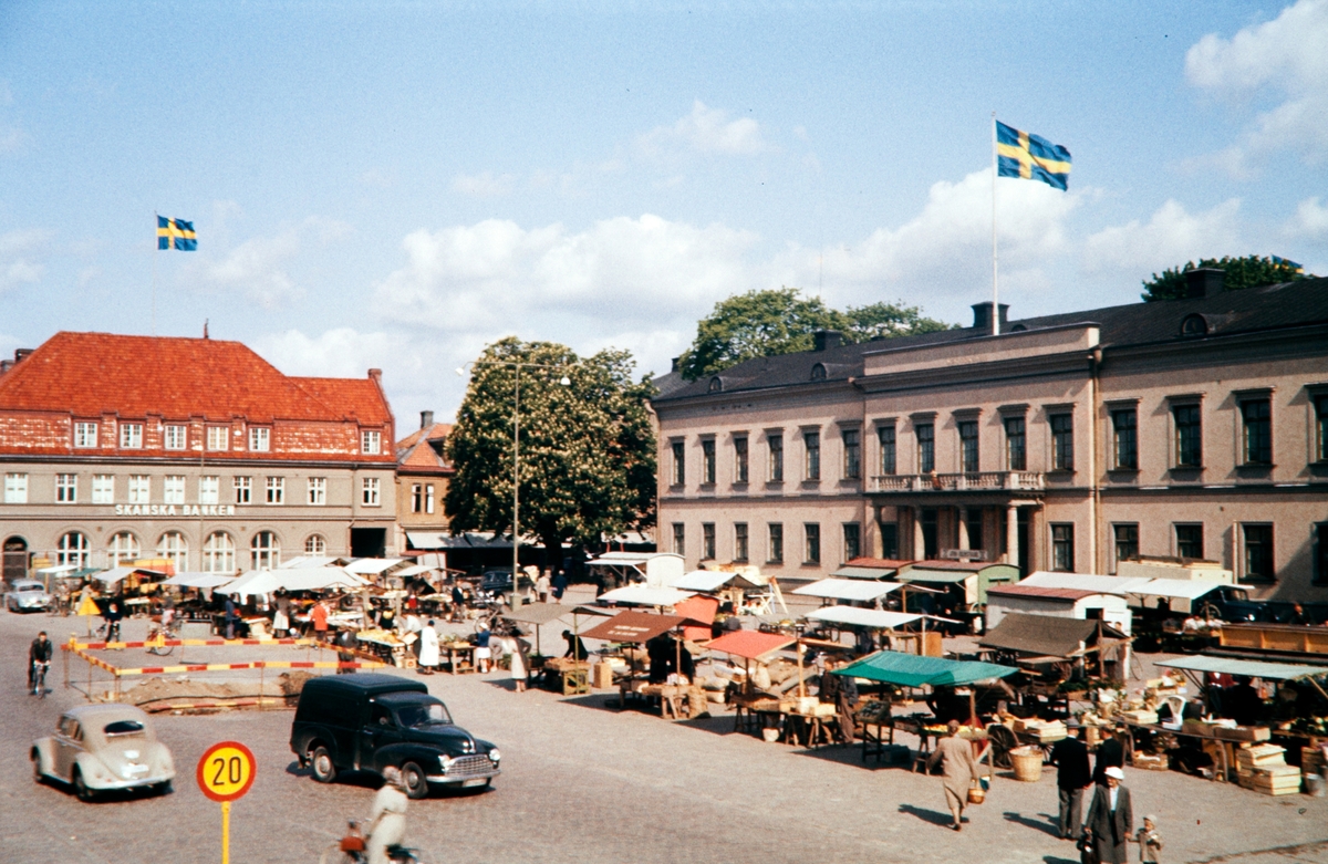 Torgdag på Stortorget i Växjö 1956. Svenska Flaggans Dag.