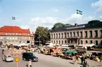 Torgdag på Stortorget i Växjö 1956. Svenska Flaggans Dag.