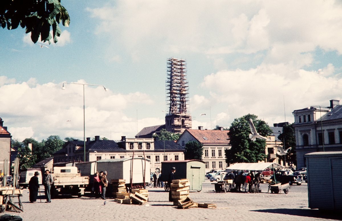 Stortorget i Växjö, 1959. Domkyrkan renoveras.