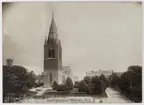 Nikolaikyrkan och Nikolaigatan mot öster efter 1903, troligen ca 1912.
I bildens framdel har startat bygget för Post och telehuset, som byggdes 1912-1914.