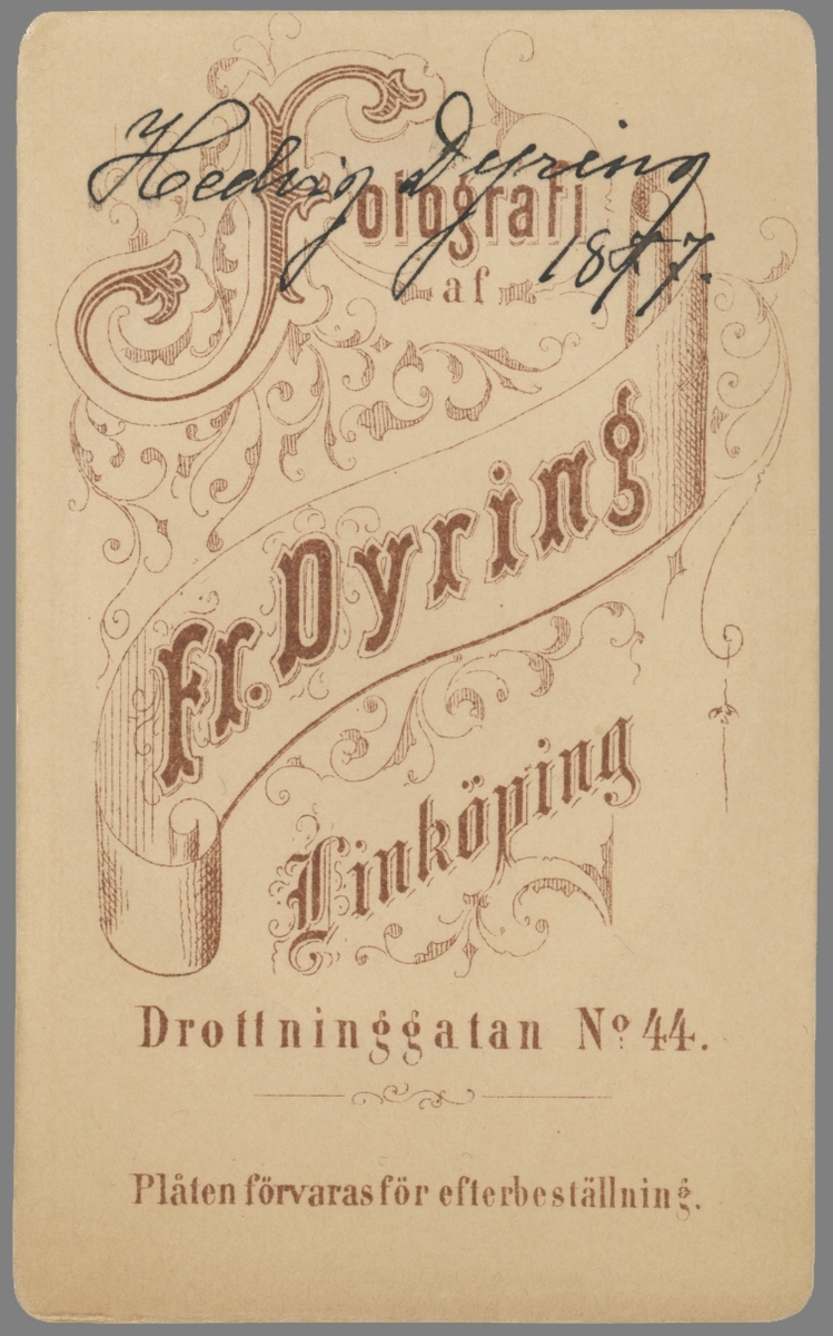 Ungdomsporträtt av Hedvig Düring. Dotter till Linköpings första fasta fotograf Frans Dyring och makan Johanna Carolina Sandberg. Från 1883 gift med handlaren Axel Karlsson.