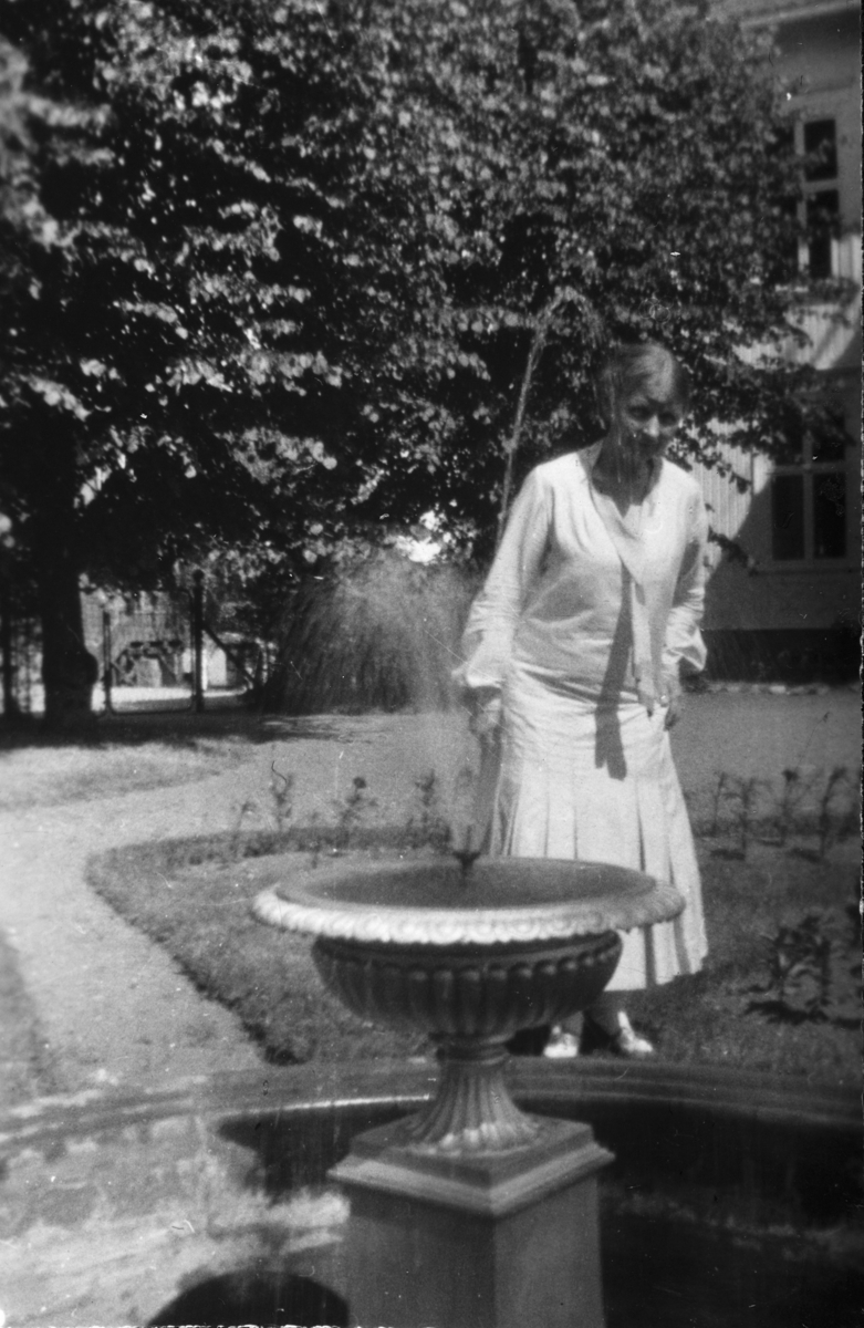 Hamar, Børstad Gård, familien i hagen,