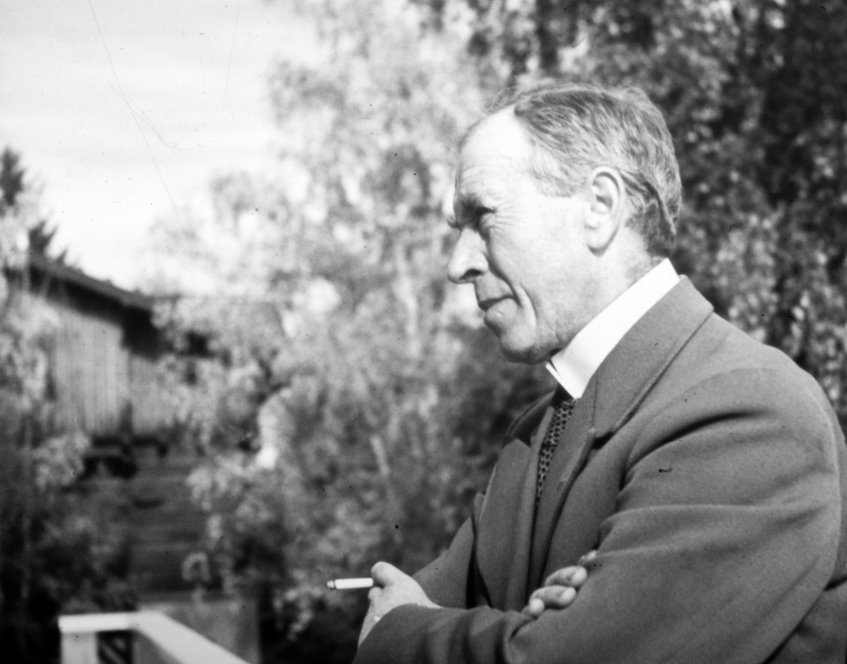 Hamar, Børstad Gård, familien i hagen,