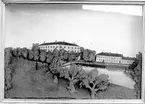 Tavla av kork med målad bakgrund, Svartån och Västerås slott.