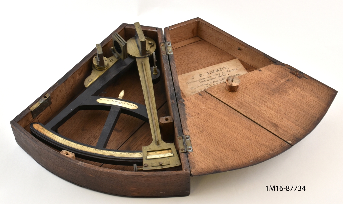 Sextant med fodral. 

Instrumentets urspungliga ägare Johan Johnsson, tog styrmansexamen av andra graden 1855. Johan var inskriven i Kalmar sjömanshus till 1867 och bodde därefter i Göteborg.