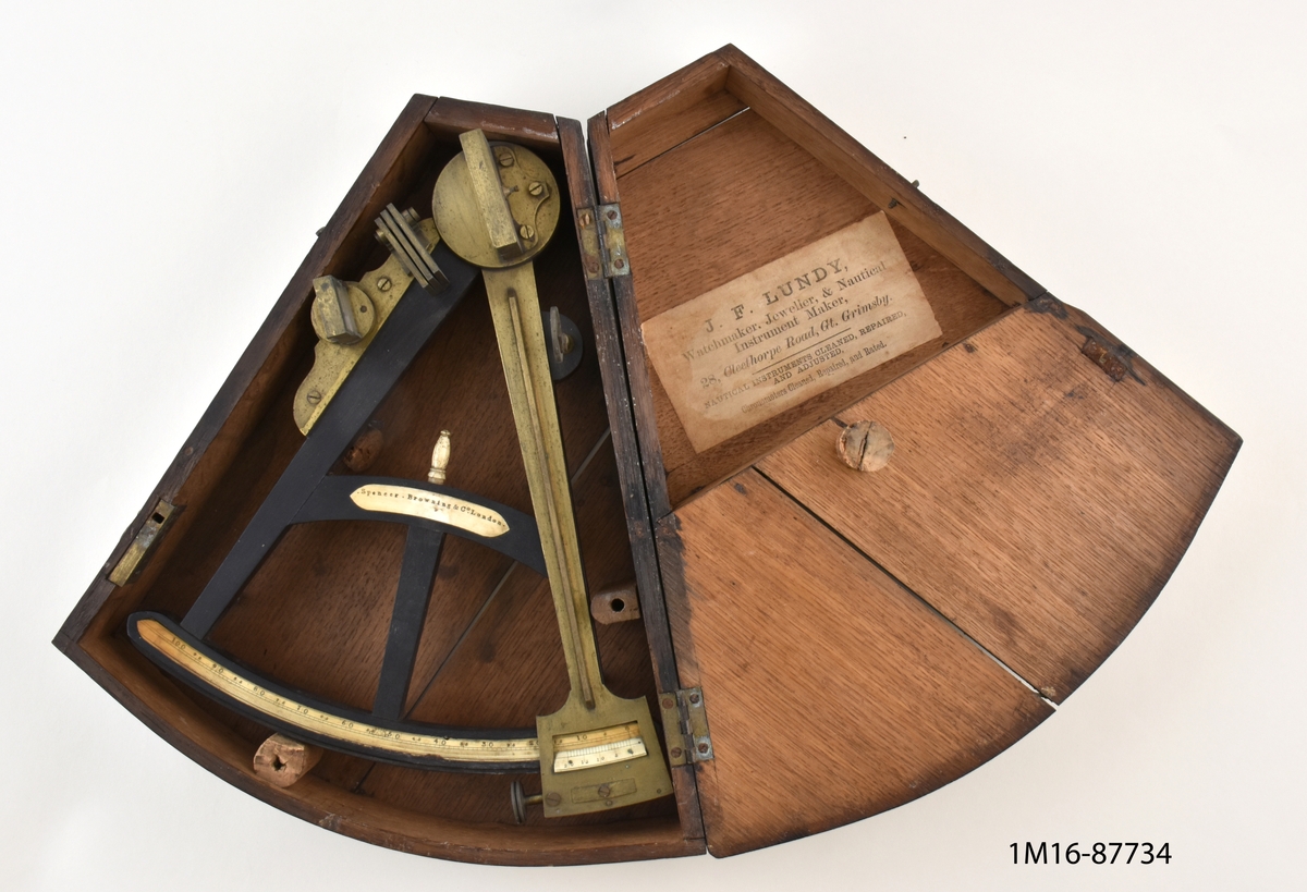 Sextant med fodral. 

Instrumentets urspungliga ägare Johan Johnsson, tog styrmansexamen av andra graden 1855. Johan var inskriven i Kalmar sjömanshus till 1867 och bodde därefter i Göteborg.