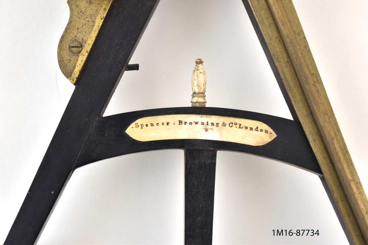 Sextant med fodral. 

Instrumentets urspungliga ägare Johan Johnsson, tog styrmansexamen av andra graden 1855. Johan var inskriven i Kalmar sjömanshus till 1867 och bodde därefter i Göteborg.