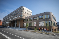 UiT Norges Arktiske Universitet, Institutt for lærerutdanning og pedagogikk (ILP). KOROs kunstprosjekter møter skolens egen samling av eldre kunstverk i en nymontering, og prosjektet som helhet er kur...