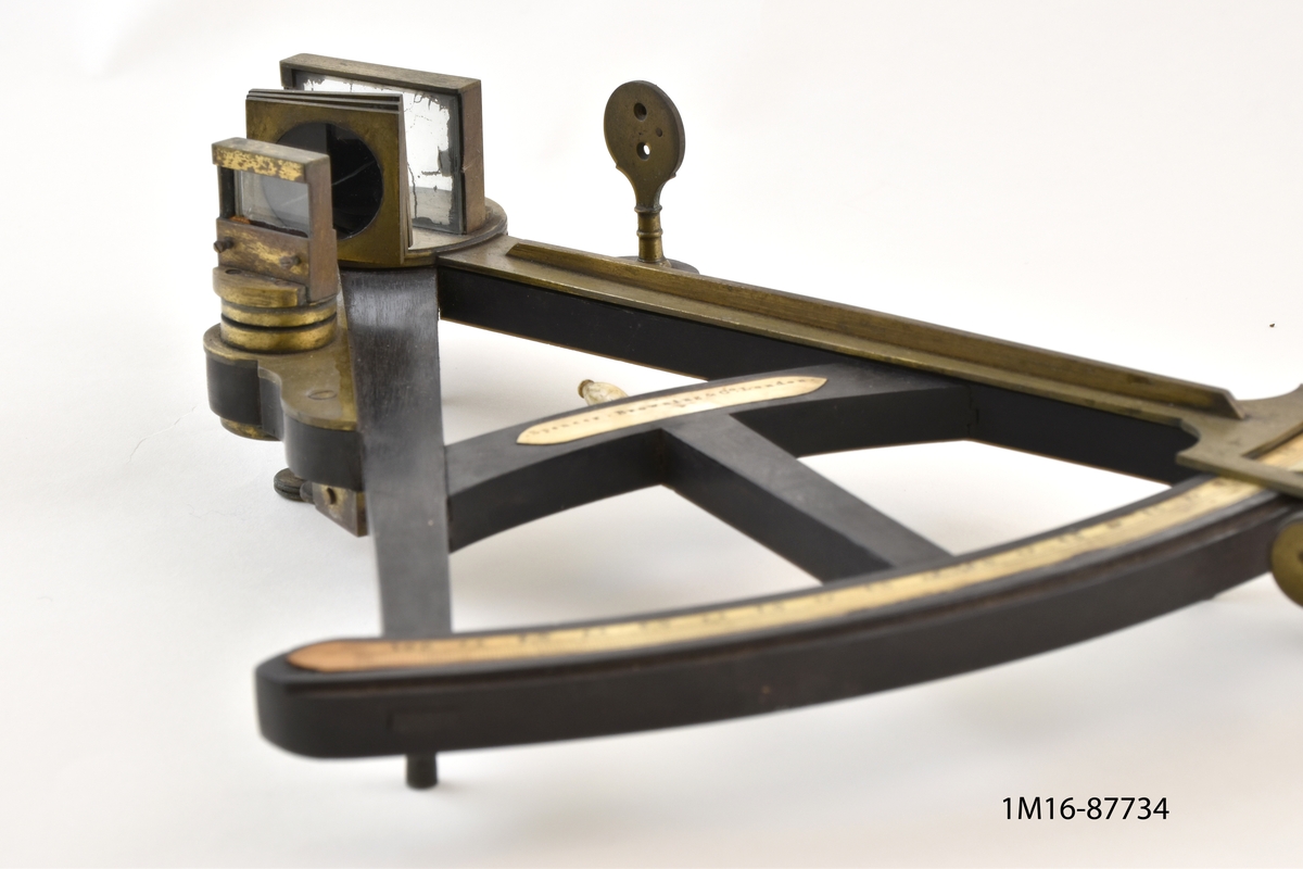 Sextant med fodral. 

Instrumentets urspungliga ägare Johan Johnsson, tog styrmansexamen av andra graden 1855. Johan var inskriven i Kalmar sjömanshus till 1867 och bodde därefter i Göteborg.