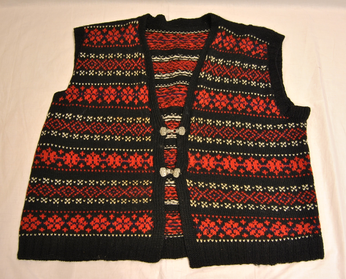 kvite luser, figurar i raudt og blått