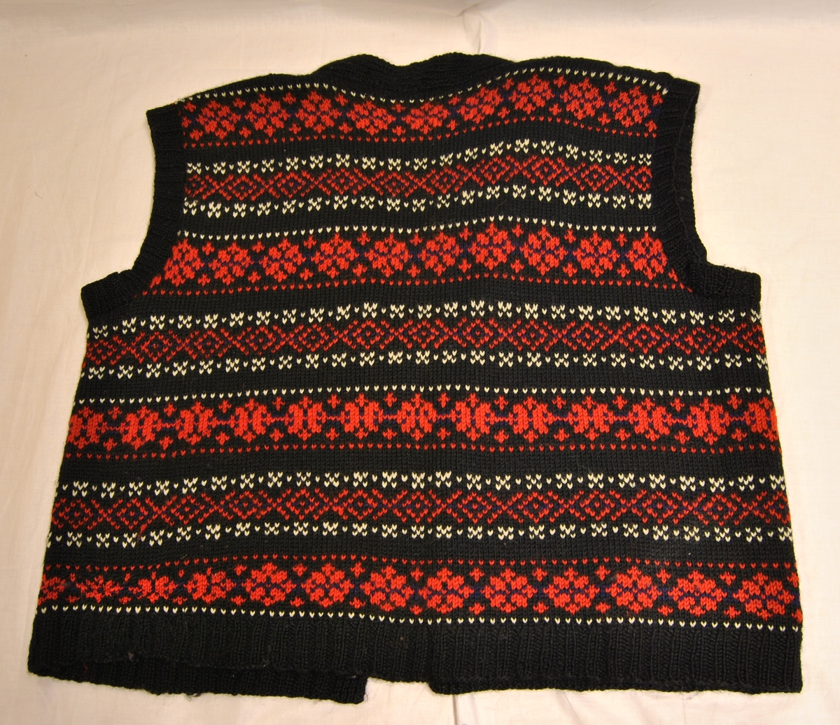 kvite luser, figurar i raudt og blått