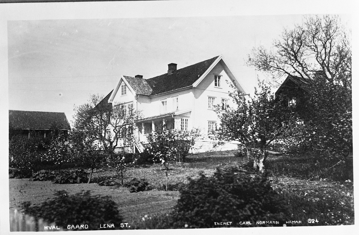 Hval gård i Østre Toten 1924. Bildet er tatt fra sydøst. Hjørnet av låven til høyre.