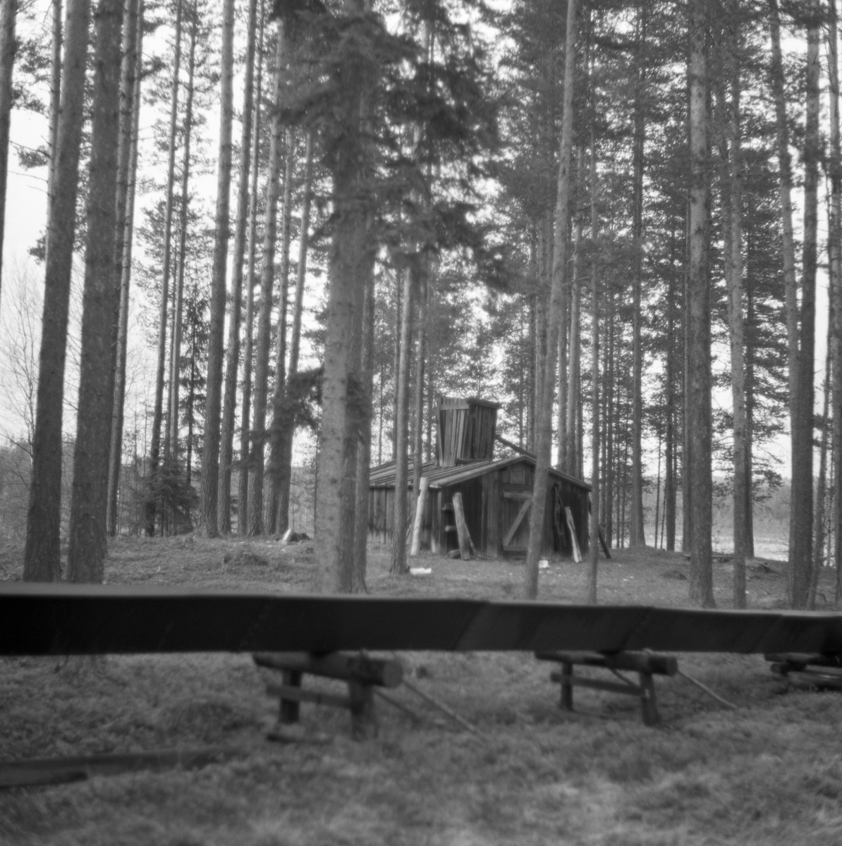 Den øverste delen av Stensåsrenna i Løten skogbygd med fløtarkoia ved atthaldsdammen i bakgrunnen. Fotogafiet skal være tatt i 1962. Firmaet And. H. Kiær & Co. i Fredrikstad kjøpte cirka 50 000 dekar med skog i Stensåsen i 1875. Skogen var bra, men driftsforholdene var vanskelige, i og med at det var arbeidskrevende å få tømmeret fram til de store fløtingsledene - via Rokosjøen og Svartelva til Mjøsa i vest, eller med lang hestetransport og fløting i Norderåa mot Glomma på elverumsida. Kiærs forstmester Thorvald Mejdell foreslo derfor å bygge ei bortimot fem kilometer lang tømmerrenne østover mot Attholdsdammen i Norderåa. Derfra anså han det for overkommelig å fløte virket videre i vassdraget slik det var. Idéen ble realisert i 1889-90, i første omgang med ei trerenne. For å skaffe vann til renna og for å ha et reservoar for påstikking av tømmer bygde man samtidig Stendammen.