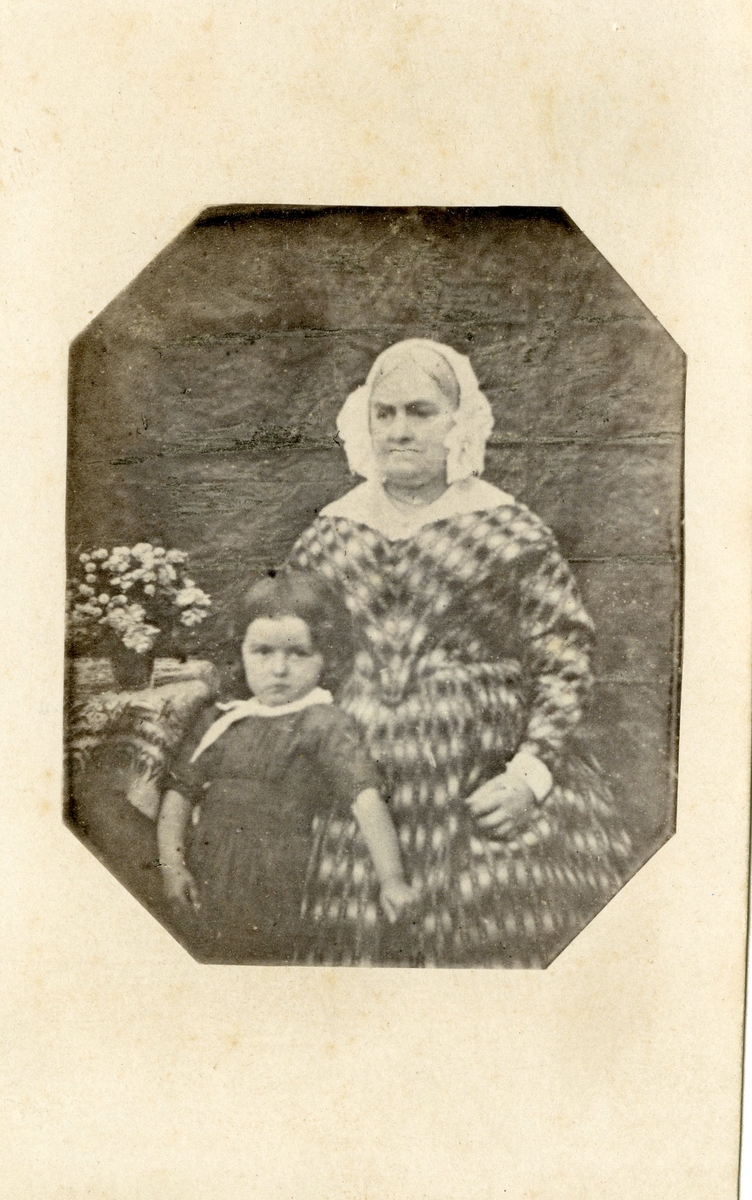Positivkopi av daguerreotype av Marie Magdalene Rømer f. Heuch med datterdatter Marie på fanget ( Marie Magdalene Larsen-Naur ( f. Schweigaard) 1789-1870