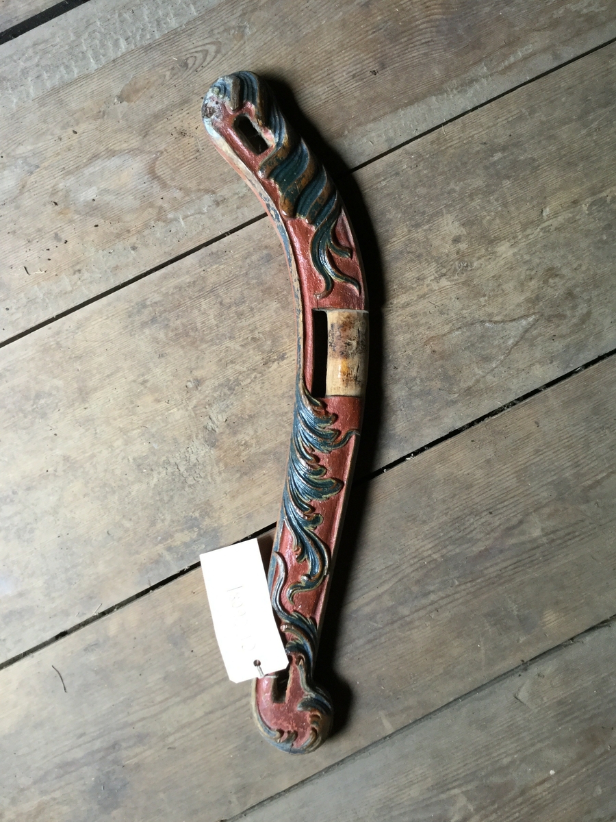 Bemalt bogtre. Kun en del.