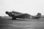 Tyskt flygplan Junkers Ju 52 märkt DP+FJ nr 15 uppställt på Bonarpshed efter nödlandning den 2 maj 1945. Vy från sidan.