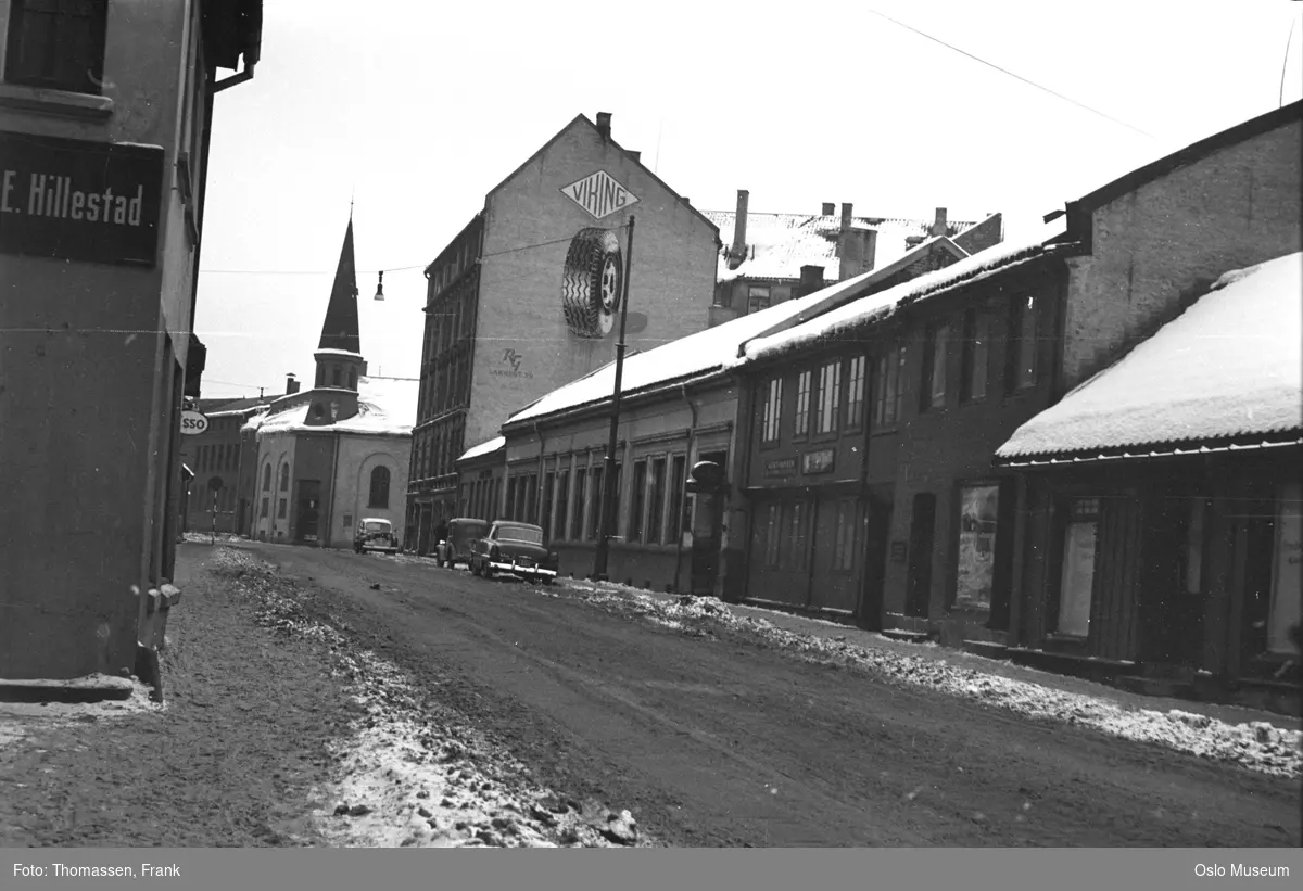 gateløp, bygårder, trehusbebyggelse, Østre Frikirke, biler, snø