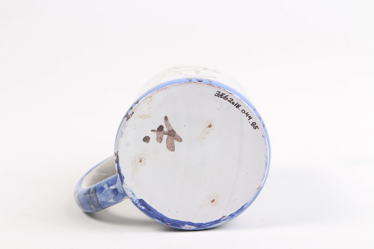 Motiv av 2 personer og en blomst.