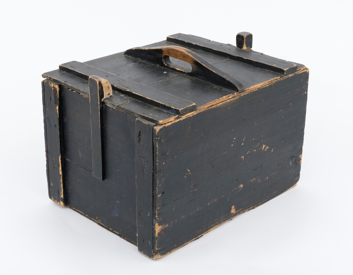 Trekasse, brukt som mat- eller proviantkasse i situasjoner der eieren måtte oppholde seg flere døgn utmarka, for eksempel under hogst eller tømmerfløting. Dette kan ha vært ei trekasse som opprinnelig ble lagd som emballasje ved vareforsendelser, og som sekundært lett modifisert med tanke på nevnte bruksformål. Kassa er lagd av forholdsvis tynne, høvlete granbord. I botnen. I botnen og på langsidene er bordtjukkelsen 10 millimeter, i tverrendene 13 millimeter og i lokket kun 8 millimeter. Botnflata er 47,5 centimeter lang og 36 centimeter bred. Sideveggene er cirka 29,5 centimeter høye. Botnen, som er fastsikret på undersida, er ikke inkludert i dette måltallet, Langs kantene av endeveggene er det påsatt labankbord, noe som har gjort det enklere å spikre sammen sideveggene i hjørnene. Sentralt på den øvre delen av endeveggene er det - antakelig sekundært - påsdpikret knekter som skulle holde lokket på plass. Lokket er retangulært, 47,4 X 36,9 centimeter. Det holdes ihop av 4,8 centimeter brede labankbord, drøyt 4 centimeter fra tverrendene, og av et tverrstilt trehandtak på midten, med et cirtka 9 centimeter langt, gjennombrutt hull som eieren av matkassa kunne gripe i. Sentralt på tverrendene av lokket er det rektangulære innsnitt, tilpasset knektene i tverrenden av kassedelen. Disse innsnittene er blikkbeslåtte. Inni kassa, mot den ene tverrveggen, er det påspikret ei kort lekt med spalter for kniv, gaffel og skje. Innvendig her kassa trekvit. Yttersidene av sideveggene og oversida av lokket er innsatt med svart maling, muligens med et islett av grønt. Knektene øverst på endeveggene må skyves noe utover når lokket løftes av.