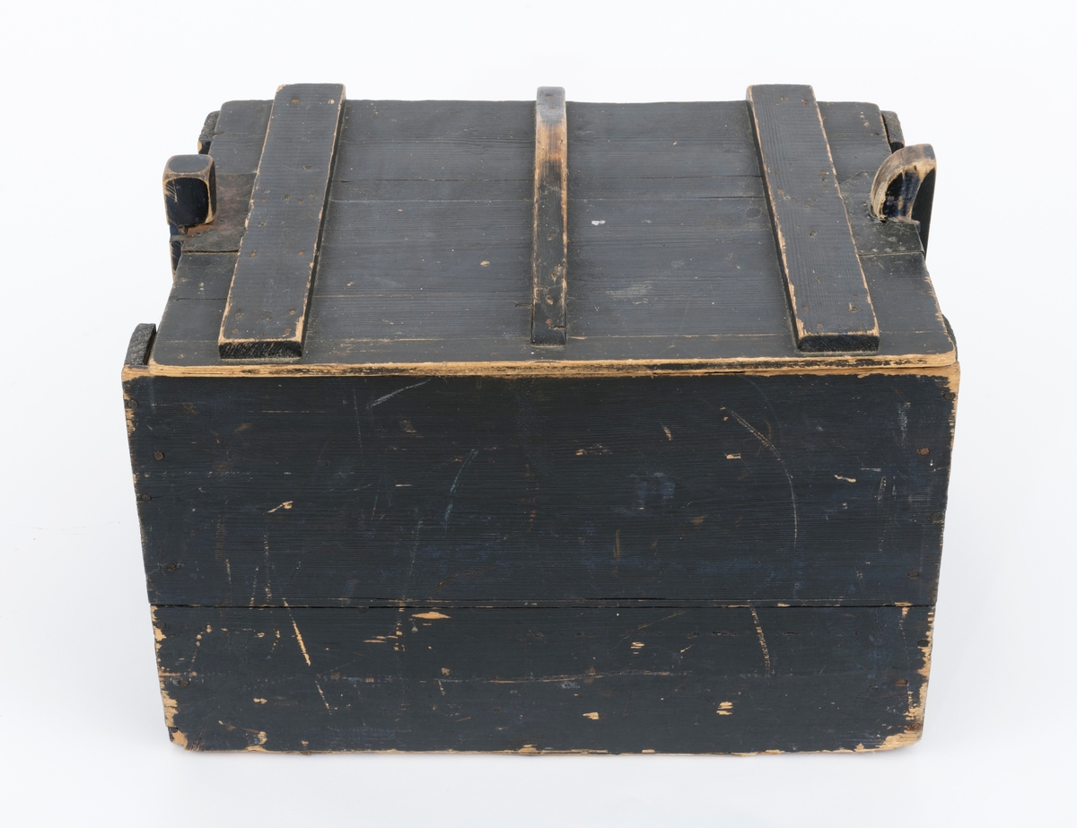 Trekasse, brukt som mat- eller proviantkasse i situasjoner der eieren måtte oppholde seg flere døgn utmarka, for eksempel under hogst eller tømmerfløting. Dette kan ha vært ei trekasse som opprinnelig ble lagd som emballasje ved vareforsendelser, og som sekundært lett modifisert med tanke på nevnte bruksformål. Kassa er lagd av forholdsvis tynne, høvlete granbord. I botnen. I botnen og på langsidene er bordtjukkelsen 10 millimeter, i tverrendene 13 millimeter og i lokket kun 8 millimeter. Botnflata er 47,5 centimeter lang og 36 centimeter bred. Sideveggene er cirka 29,5 centimeter høye. Botnen, som er fastsikret på undersida, er ikke inkludert i dette måltallet, Langs kantene av endeveggene er det påsatt labankbord, noe som har gjort det enklere å spikre sammen sideveggene i hjørnene. Sentralt på den øvre delen av endeveggene er det - antakelig sekundært - påsdpikret knekter som skulle holde lokket på plass. Lokket er retangulært, 47,4 X 36,9 centimeter. Det holdes ihop av 4,8 centimeter brede labankbord, drøyt 4 centimeter fra tverrendene, og av et tverrstilt trehandtak på midten, med et cirtka 9 centimeter langt, gjennombrutt hull som eieren av matkassa kunne gripe i. Sentralt på tverrendene av lokket er det rektangulære innsnitt, tilpasset knektene i tverrenden av kassedelen. Disse innsnittene er blikkbeslåtte. Inni kassa, mot den ene tverrveggen, er det påspikret ei kort lekt med spalter for kniv, gaffel og skje. Innvendig her kassa trekvit. Yttersidene av sideveggene og oversida av lokket er innsatt med svart maling, muligens med et islett av grønt. Knektene øverst på endeveggene må skyves noe utover når lokket løftes av.