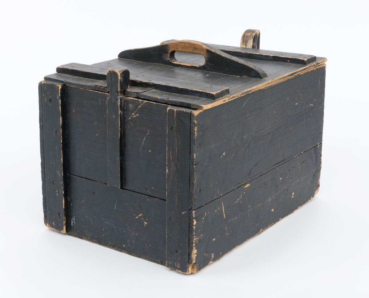 Trekasse, brukt som mat- eller proviantkasse i situasjoner der eieren måtte oppholde seg flere døgn utmarka, for eksempel under hogst eller tømmerfløting. Dette kan ha vært ei trekasse som opprinnelig ble lagd som emballasje ved vareforsendelser, og som sekundært lett modifisert med tanke på nevnte bruksformål. Kassa er lagd av forholdsvis tynne, høvlete granbord. I botnen. I botnen og på langsidene er bordtjukkelsen 10 millimeter, i tverrendene 13 millimeter og i lokket kun 8 millimeter. Botnflata er 47,5 centimeter lang og 36 centimeter bred. Sideveggene er cirka 29,5 centimeter høye. Botnen, som er fastsikret på undersida, er ikke inkludert i dette måltallet, Langs kantene av endeveggene er det påsatt labankbord, noe som har gjort det enklere å spikre sammen sideveggene i hjørnene. Sentralt på den øvre delen av endeveggene er det - antakelig sekundært - påsdpikret knekter som skulle holde lokket på plass. Lokket er retangulært, 47,4 X 36,9 centimeter. Det holdes ihop av 4,8 centimeter brede labankbord, drøyt 4 centimeter fra tverrendene, og av et tverrstilt trehandtak på midten, med et cirtka 9 centimeter langt, gjennombrutt hull som eieren av matkassa kunne gripe i. Sentralt på tverrendene av lokket er det rektangulære innsnitt, tilpasset knektene i tverrenden av kassedelen. Disse innsnittene er blikkbeslåtte. Inni kassa, mot den ene tverrveggen, er det påspikret ei kort lekt med spalter for kniv, gaffel og skje. Innvendig her kassa trekvit. Yttersidene av sideveggene og oversida av lokket er innsatt med svart maling, muligens med et islett av grønt. Knektene øverst på endeveggene må skyves noe utover når lokket løftes av.