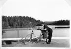 Vänern runt på cykel. Hertha läser kartan