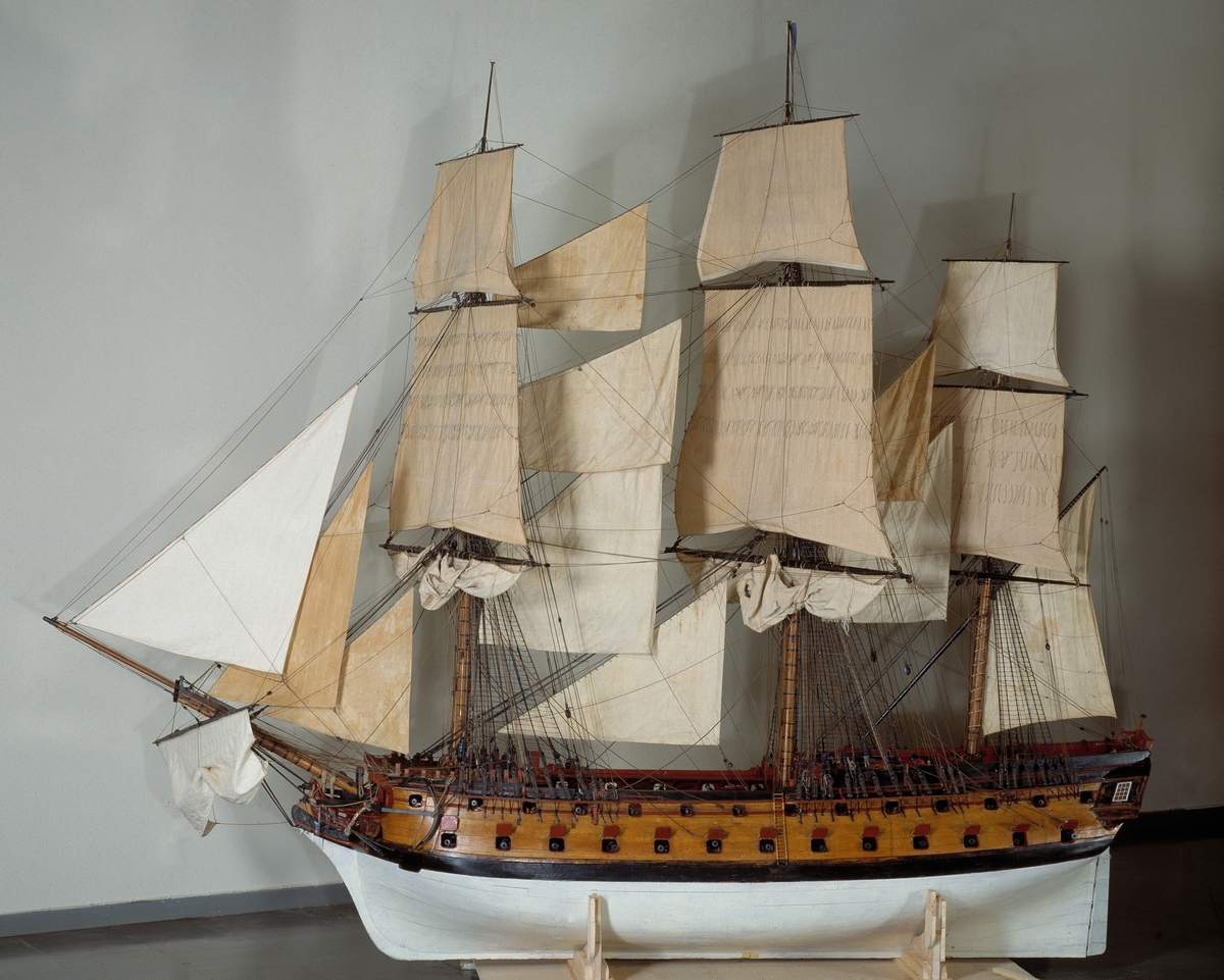 Fullriggad modell med segel, 60 kanoner. Restaurerad och kompletterad. Modellen återger den serie om tio linjeskepp av Kronprins Gustaf Adolf-typ som byggdes efter ritningar av F H af Chapman i Karlskrona 1782–85.