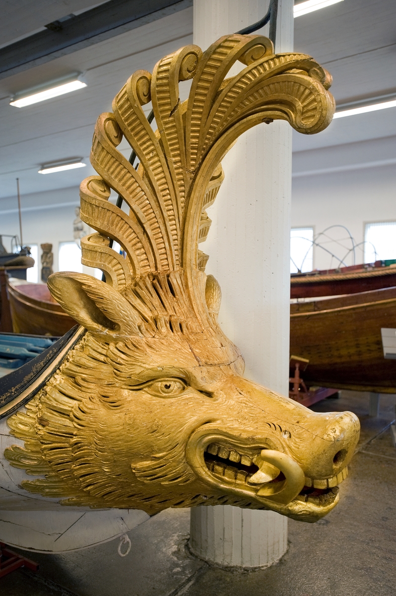 In 1783 King Gustaf III travelled to Italy. In Venice he was taken on a tour in a gold-ornamented gallery. The king also watched a splendid spectacle in the form of a regatta on the Canal Grande. A great number of decorated boats and gondolas assembled well before noon. At two o'clock in the afternoon boats with Venetian nobelmen came to pick up the king and his entourage to see the regatta. The boats were decorated with silk, canopies, parasols and flowers. The rowers were dressed in silk and adorned with silver. "The spectacel was vivid, full of splendor and distinctive character and quite dazzling", as Gundmund Jöran Adlerbeth writes in his diary from the journet. King Gustav III was very much impressed.

I order to supreise the king, master ship builder Fredrik Henrik af Chapman had "two pleasure vessels for Haga" built. Haga was a rural ground, north of Stockholm, where Gustav III at the time was creating a royal rank park. The "gondolas" were probably built in 1785 or 1786, and the heads of the boats were in all certainty made by the sculptor Hohan Törnström.

The king was "infinitley pleased", and the sloops came to be used frequently on the Brunnsviken and off Drottningholm. For rowing, boatsmen commandeered from the navy were used. The boar have been called sloops, pleasure vessels or gondolas depending on where they mentioned. The shields were originally 24 in number, with motifs from antiquity and from the twelve labors of Heracles.

After the assassination of Gustav III the sloops were forgotten and rarley used until they were pun into service again for a while during the reign of Karl XV (1859-1872). Since then, they have been stored at various places, e g near the copper tents at Haga, on Skeppsholmen and, since 1966, in the collections of the National Maritime Museum.    