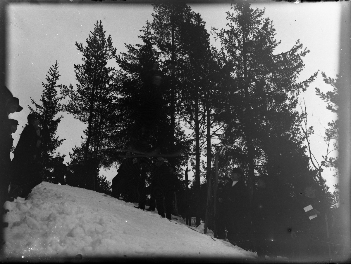 Fotosamling etter Bendik Ketilson Taraldlien (1863-1951) Fyresdal. Gårdbruker, fotograf og skogbruksmann. Fotosamlingen etter fotograf Taraldlien dokumenterer områdene Fyresdal og omegn. 
Motiv med skihopp i Kvålen.