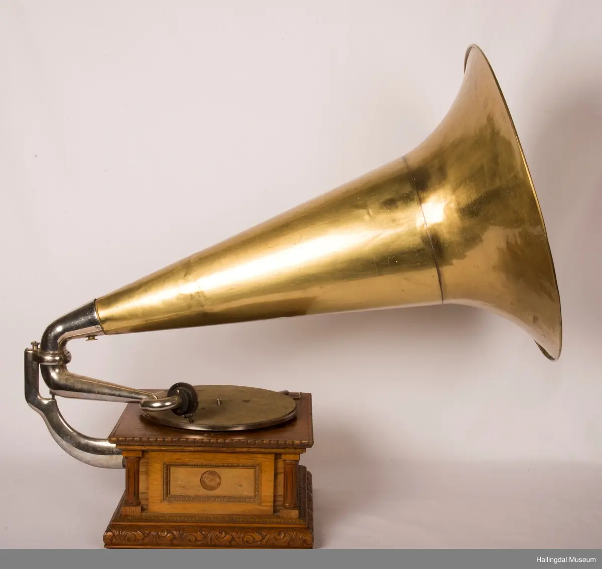 a) grammofon
b) messingtut
c-q) 15 grammofonplater