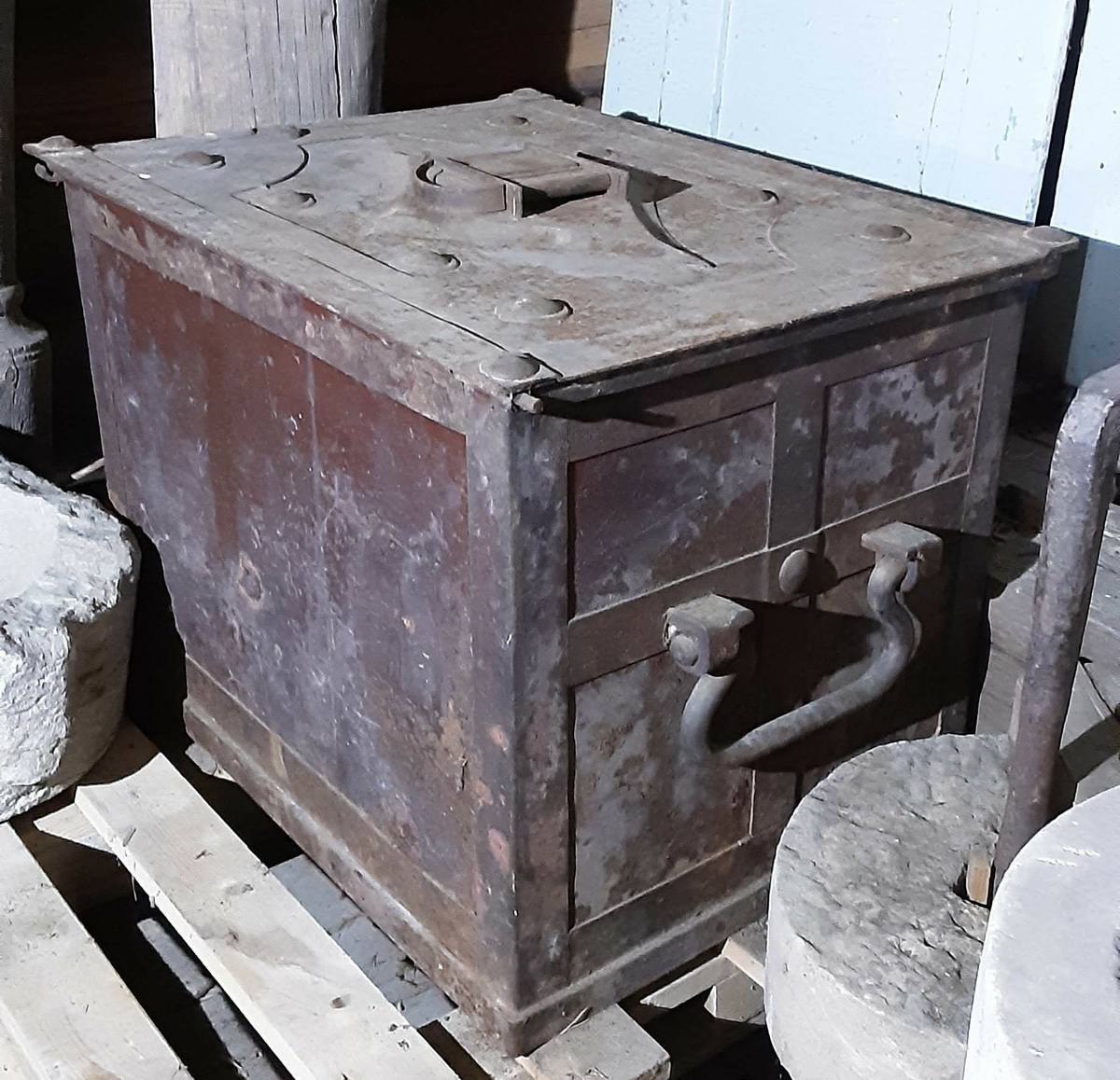 "Bly"-tung kiste. Malt metall. Håndtak av jern på 2 sider. Dekorert med stjerneformet metallpå lokket og på fronten. 
