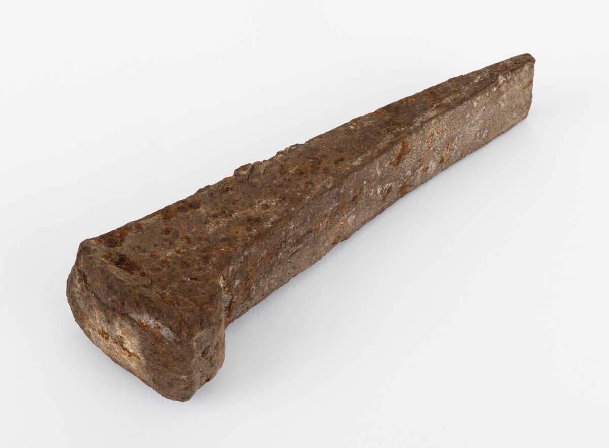 Jernkile som skal ha vært brukt under kløyving av ved til dampmaskinen på slepebåten Trysilknut på Osensjøen i Hedmark før den ble ombygd til dieseldrift (1958). Ifølge en av veteranene i dette fløtermiljøet, Birger Skavern (1922-1991), fortalte at alle vedkabber som hadde mer enn 4 tommers diameter måtte kløyves. Kilen er 18 centimeter lang, men eggen later til å være brukket. Den er svakt buet i lengderetningen og har et rektangulært tverrsnitt. Nakkepartiet er forsterket og har "skjegg" langs ytterkantene etter mange hammer- eller sleggeslag.