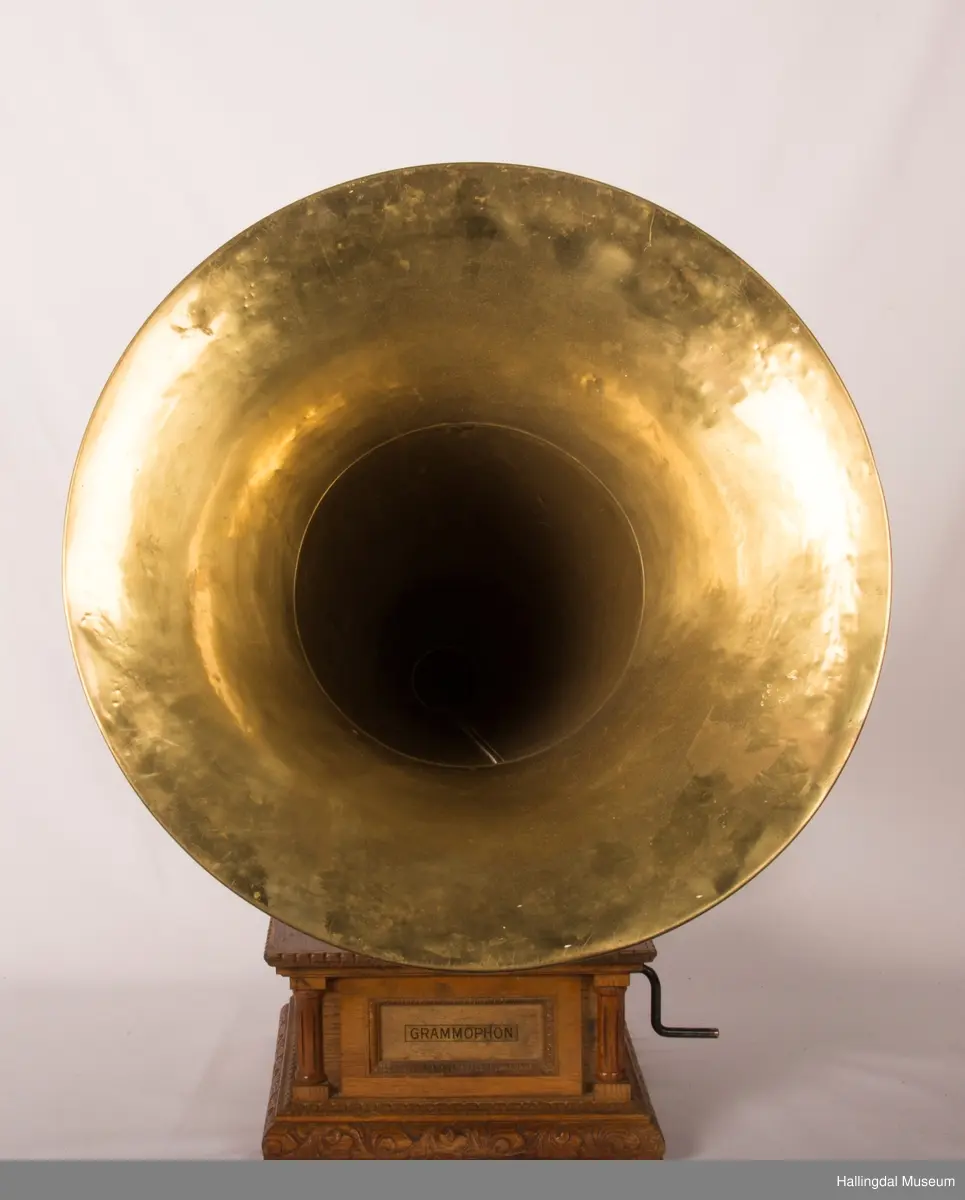 a) grammofon
b) messingtut
c-q) 15 grammofonplater