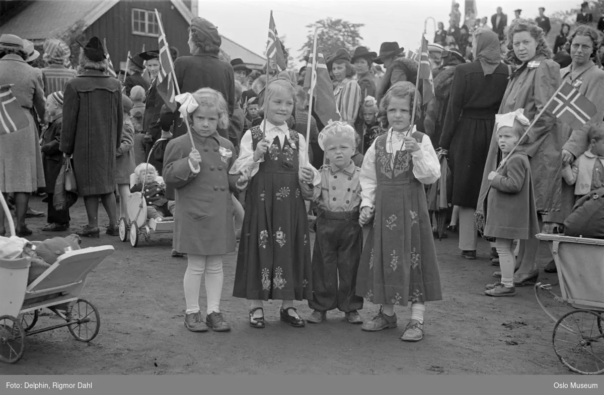 Frogner stadion, arrangement for barn etter folketoget, jenter, bunader, gutt, norske flagg