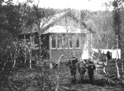 Familien Fredriksen fra Bøvær foran hytta ,"Harestua", i Sva