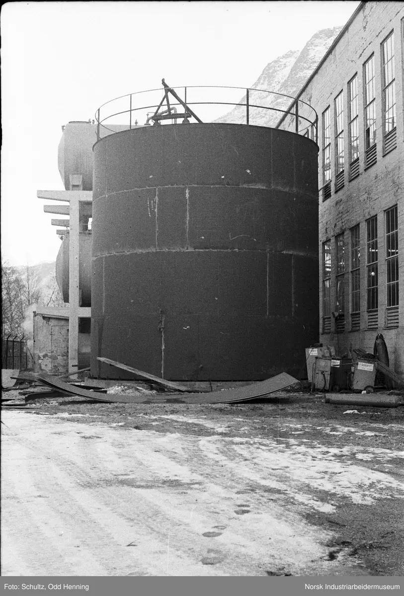 Ny lut-tank ved Hydrogenfabrikken. Den siste raden med plater gjenstår.