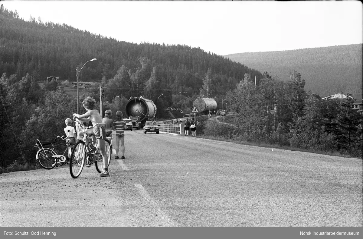 Transport av syretårn etter landevei. Folk har ventet på stortransporten i Atrå, og nå kommer den.