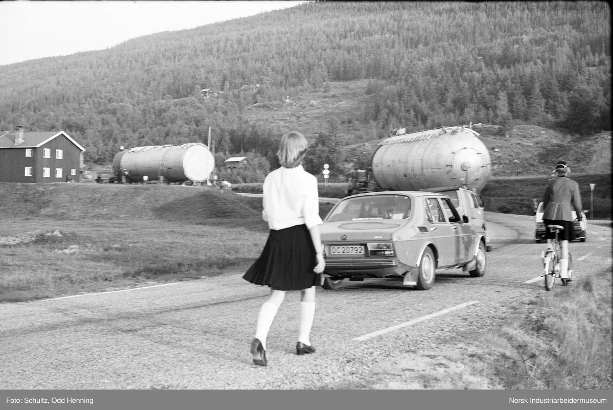 Transport av syretårn. Transporten er i Atrå. Folk er ute for å se på begivenheten.