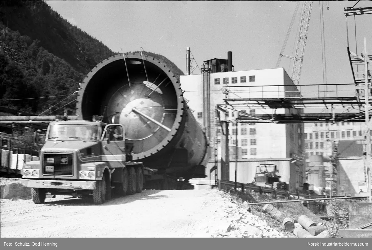 Det blir transportert syretårn til Rjukan Fabrikker. En av transportbilene er i bakken ved syrekonsentrasjonsavdelingen.