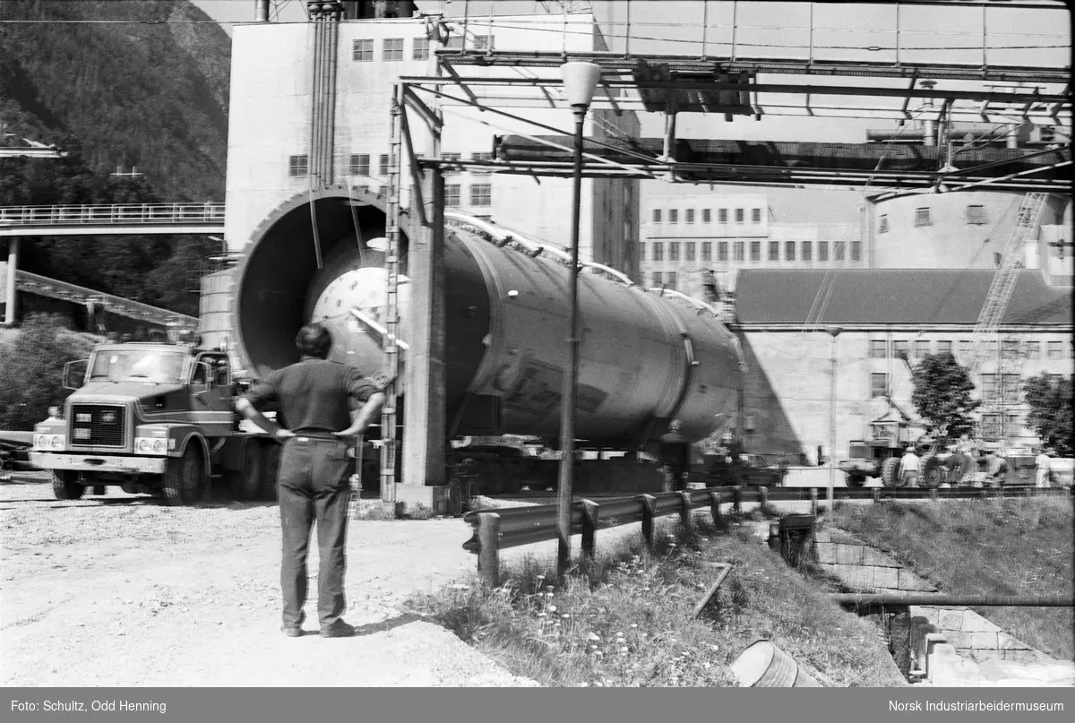 Det blir transportert syretårn til Rjukan Fabrikker. En av transportbilene er i bakken ved syrekonsentrasjonsavdelingen.