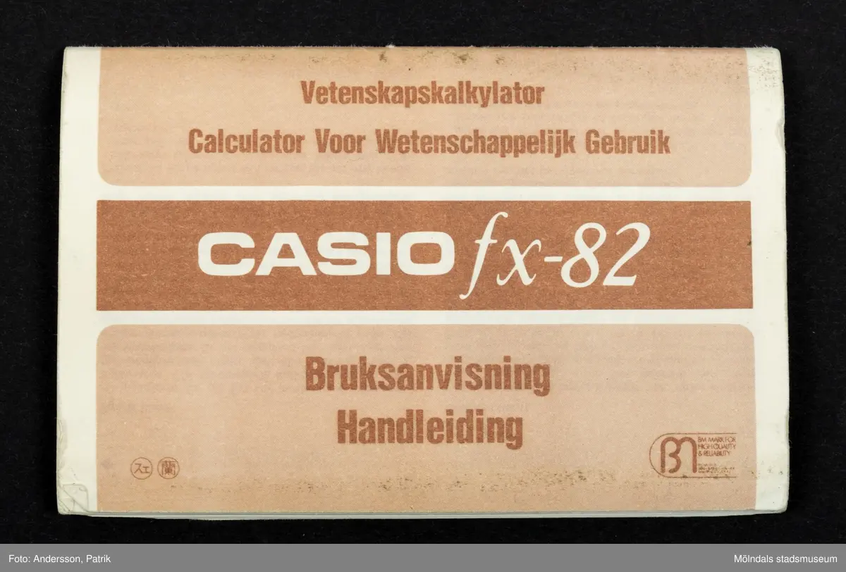 Ett svart plastfodral som innehåller en miniräknare av märket Casio. I fodralet finns även en utförlig bruksanvisning. Materialet på miniräknaren är plast och metall. På räknarens framsida finns en rektangulär elektronisk visningsdisplay. Under displayrutan finns kvadratiska gråa och svarta tryckknappar med matematiska tecken och siffror. Den övre delen på räknarens framsida är svart. Framsidans undre del är silverfärgad.

Casio är ett japanskt elektroniskt företag som grundades 1946. Företaget tillverkar företrädesvis miniräknare, klockor och kameror. Miniräknaren är en elektronisk apparat med vilken man kan göra matematiska beräkningar. Det finns olika avancerade funktionsgrader på olika miniräknare. De flesta miniräknare drivs med batteri eller solceller. Casio tillverkade den första elektroniska miniräknaren år 1957. Den här miniräknaren är av modell Casio fx-82 och tillverkades på 80-talet.