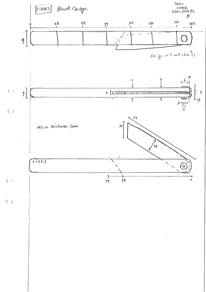 En vinkelhake, s k smygvinkel.

Skaftet är försett med sex stycken ristade skåror som markerar tum. I ena skaftänden sitter ett nytillverkat, ledat, järnblad. Bladet är fäst med en nytillverkad järnsplint. I skaftets ena ände, närmast bladet, löper en skåra eller ett spår. Spåret är mellan 68 och 80 mm djupt.

Smygvinkeln är i gott skick.

För mer information se Dokumentationsblankett under Referenser – Länkade filer.