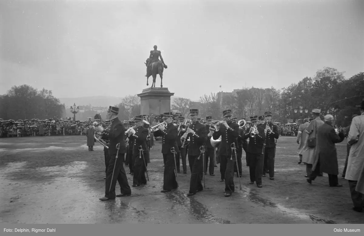 17. mai-feiring, musikkorps, publikum, paraplyer, rytterstatue