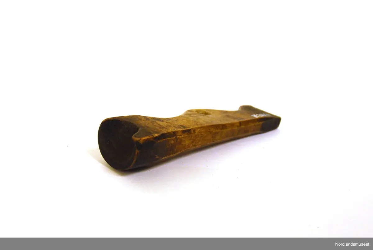 Trykkblokken er skåret ut av et stykke, med et "stempel" på hver side. Trykkdelen er formet som bokstaven "C" og bokstaven "I". På midten er det skåret ut håndtak. På håndtaket er det boret ett hull tvers igjennom. Formålet med hullet er å kunne feste en snor til oppheng.