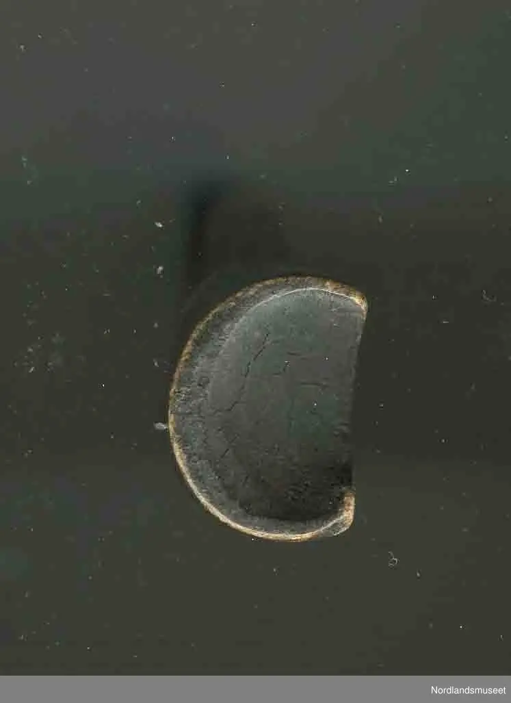 Trykkblokken er skåret ut av et stykke, med et "stempel" på hver side. Trykkdelen er formet som bokstaven "C" og bokstaven "I". På midten er det skåret ut håndtak. På håndtaket er det boret ett hull tvers igjennom. Formålet med hullet er å kunne feste en snor til oppheng.