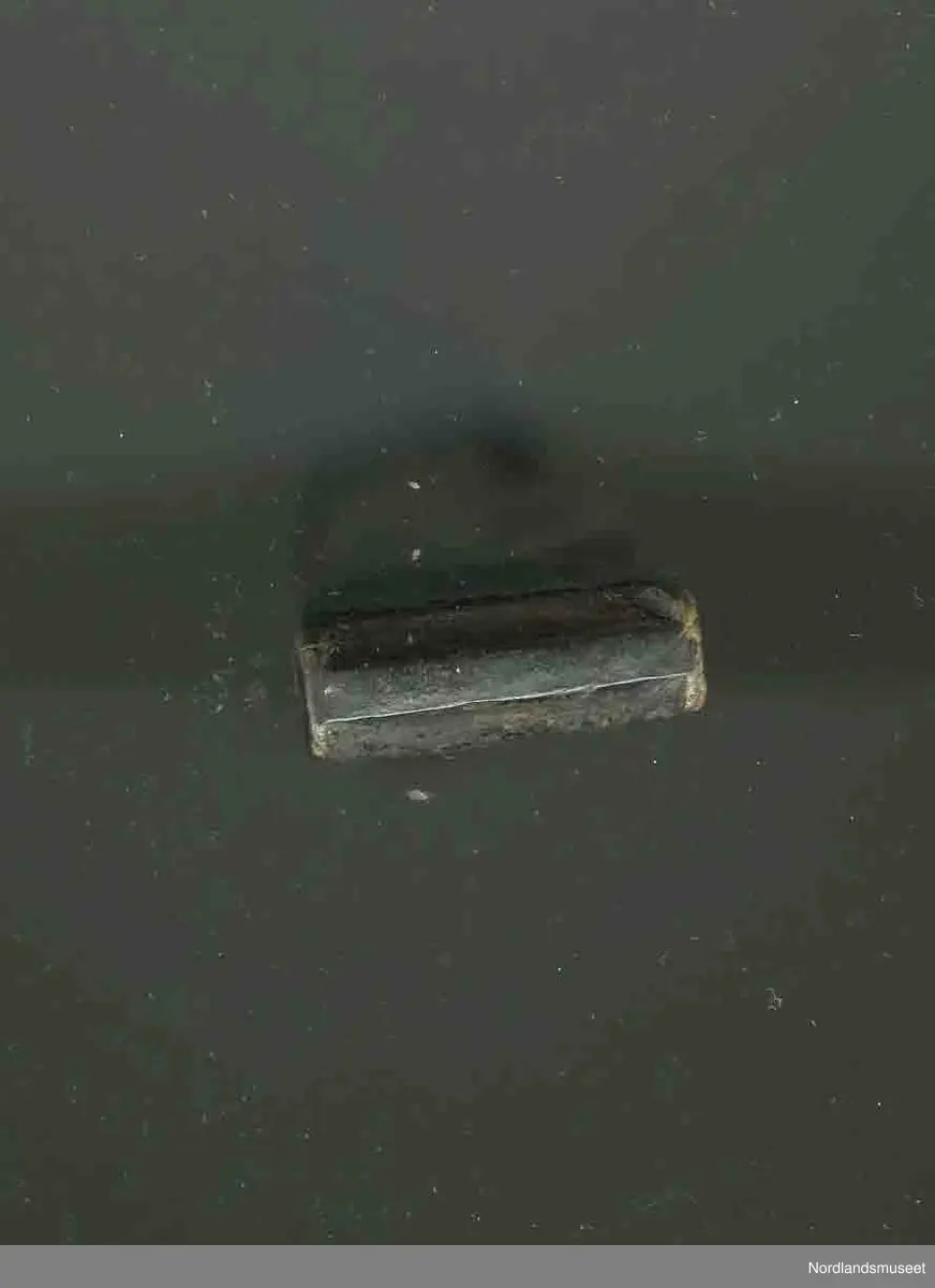 Trykkblokken er skåret ut av et stykke, med et "stempel" på hver side. Trykkdelen er formet som bokstaven "C" og bokstaven "I". På midten er det skåret ut håndtak. På håndtaket er det boret ett hull tvers igjennom. Formålet med hullet er å kunne feste en snor til oppheng.