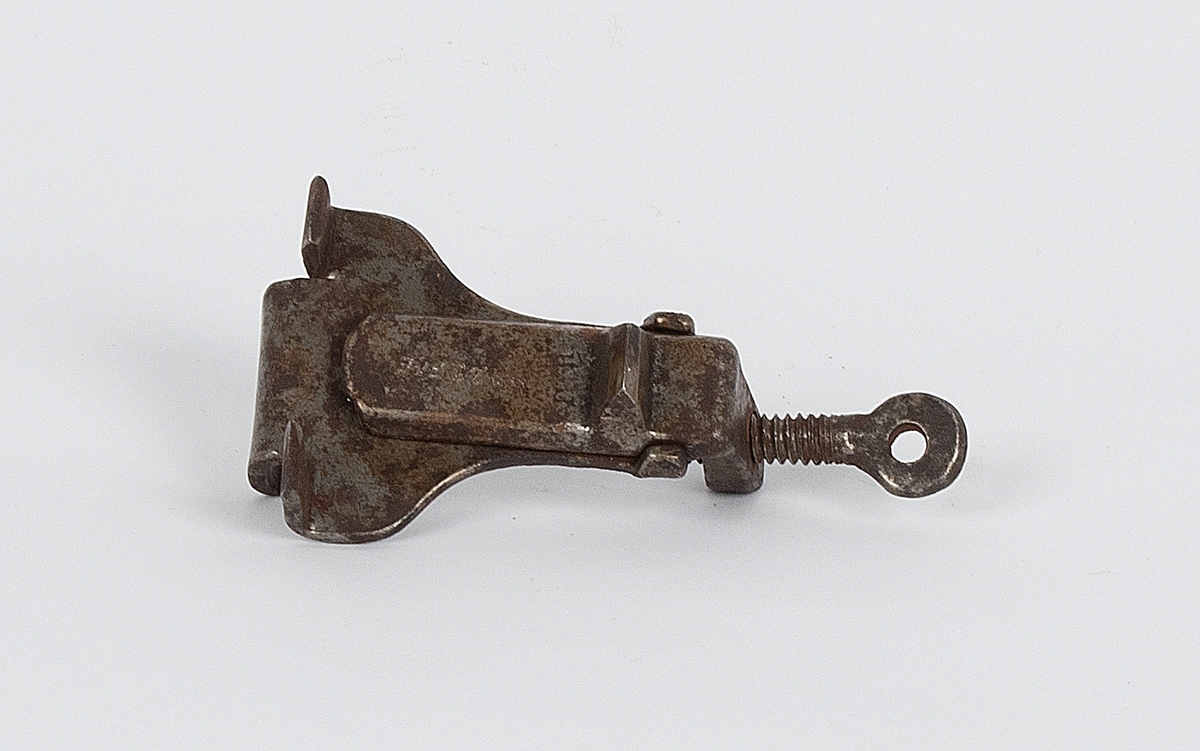 Brodde til å skru på hælen. Den kan reguleres på lengden. Tre pigger på brodden.