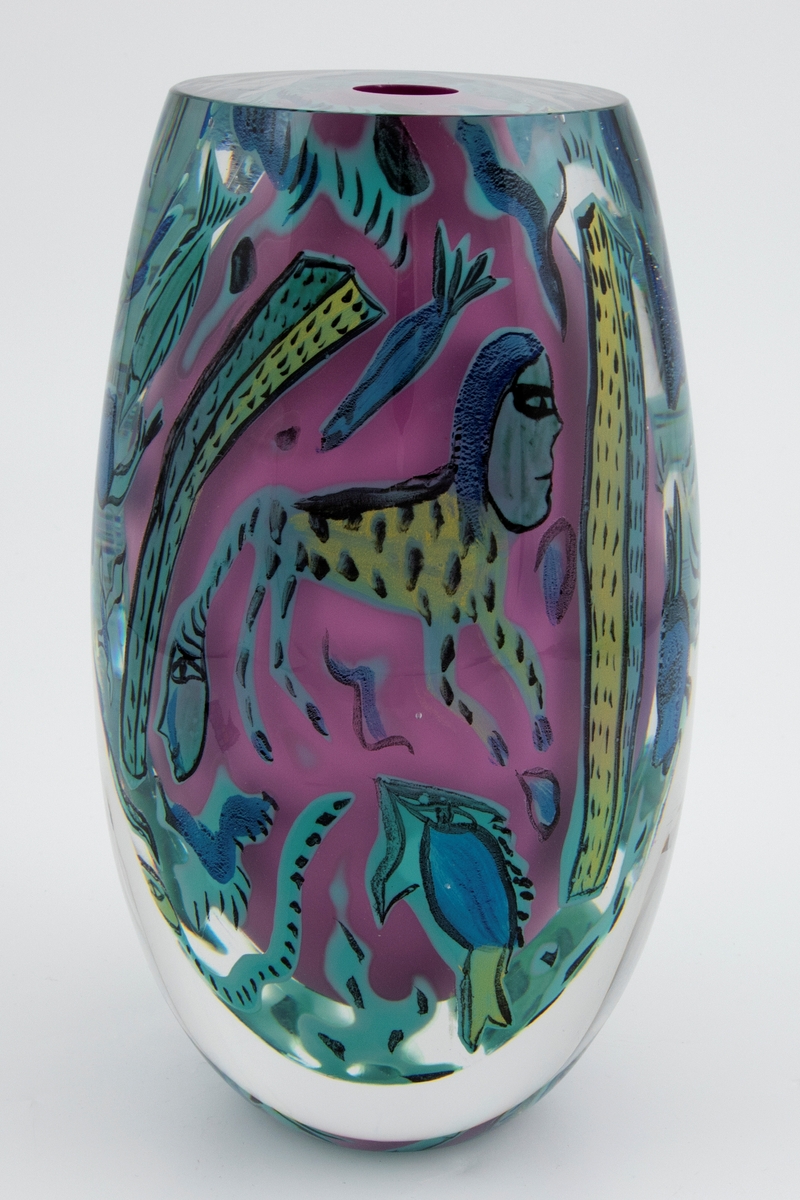 Ovalformet vase i meget tykt klart glass, dekorert med underfang. Det innerste glass-sjiktet er i rosafarget opakt glass. Deretter et lag av klart glass, som er dekorert med stiliserte emaljefigurer av mennesker, dyr og trær i grønt, sort, blått og gult. Figurene er innkapslet i et meget tykt sjikt med klart glass. Vasens topp og bunn er planslipt, og sistnevnte har en liten sirkulær åpning.
