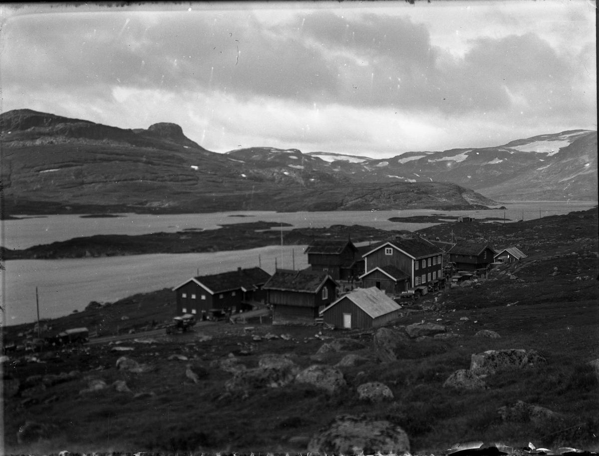 Fotosamling etter Bendik Ketilson Taraldlien (1863-1951) Fyresdal. Gårdbruker, fotograf og skogbruksmann. Fotosamlingen etter fotograf Taraldlien dokumenterer områdene Fyresdal og omegn. 
Landskapsmotiv, utsikt over Haukliseter.