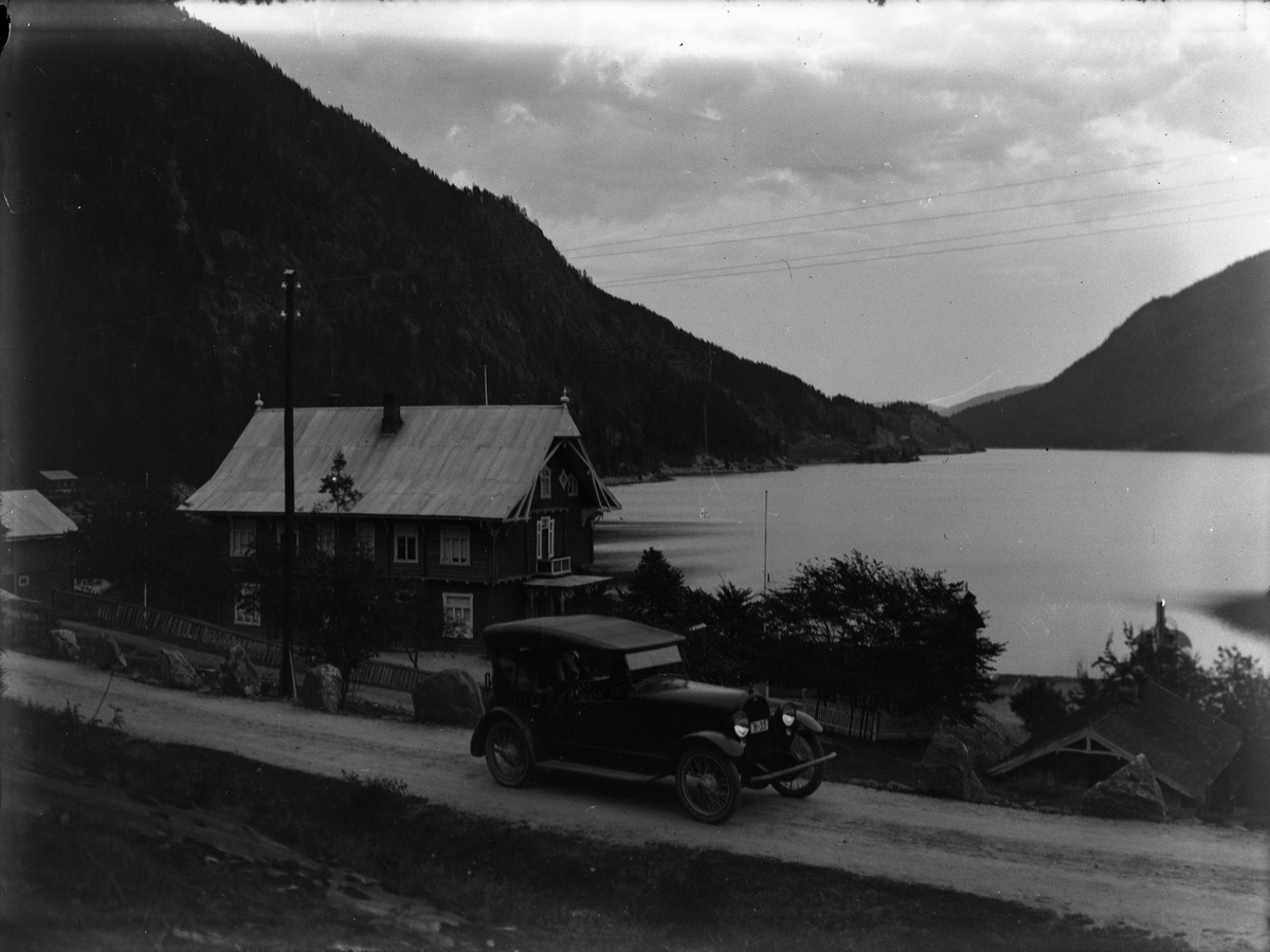 Fotosamling etter Bendik Ketilson Taraldlien (1863-1951) Fyresdal. Gårdbruker, fotograf og skogbruksmann. Fotosamlingen etter fotograf Taraldlien dokumenterer områdene Fyresdal og omegn. 
Bildet viser Hauge med bil i Vråliosen.